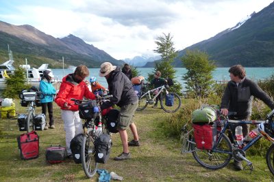 lago Desierto ferry border